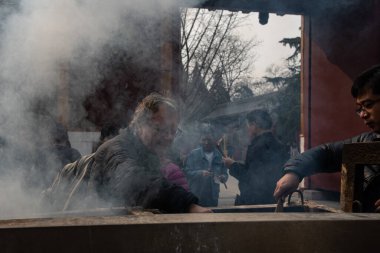 Pekin, 24 / 02 / 2019. Lama Tapınağı 'nda dua eden insanlar Tibet dışındaki en önemli Budist tapınağıdır ve Pekin' in en ünlüsüdür..