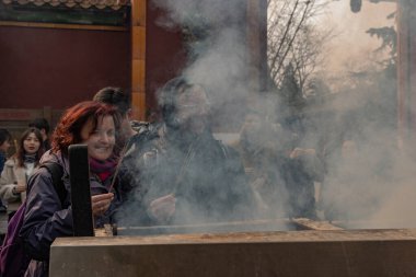 Pekin, 24 / 02 / 2019. Lama Tapınağı 'nda dua eden insanlar Tibet dışındaki en önemli Budist tapınağıdır ve Pekin' in en ünlüsüdür..