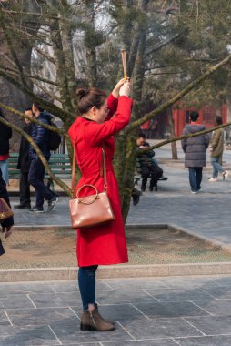 Pekin, 24 / 02 / 2019. Lama Tapınağı 'nda dua eden insanlar Tibet dışındaki en önemli Budist tapınağıdır ve Pekin' in en ünlüsüdür..