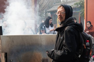 Pekin, 24 / 02 / 2019. Lama Tapınağı 'nda dua eden insanlar Tibet dışındaki en önemli Budist tapınağıdır ve Pekin' in en ünlüsüdür..