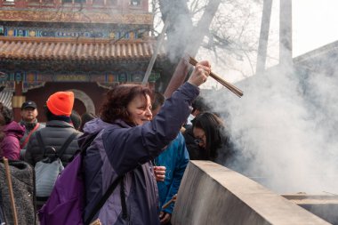Pekin, 24 / 02 / 2019. Lama Tapınağı 'nda dua eden insanlar Tibet dışındaki en önemli Budist tapınağıdır ve Pekin' in en ünlüsüdür..