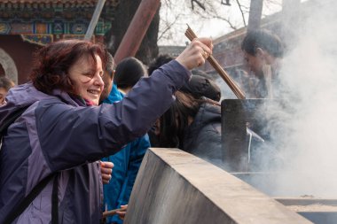 Pekin, 24 / 02 / 2019. Lama Tapınağı 'nda dua eden insanlar Tibet dışındaki en önemli Budist tapınağıdır ve Pekin' in en ünlüsüdür..