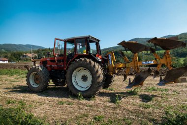Eylül 2020, Calestano Parma, İtalya. Tarlayı süren üç traktör. Aynı galaksi 170. Hurlimann h 6170. Aynı Lamborghini 1706.