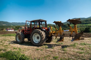 Eylül 2020, Calestano Parma, İtalya. Tarlayı süren üç traktör. Aynı galaksi 170. Hurlimann h 6170. Aynı Lamborghini 1706.