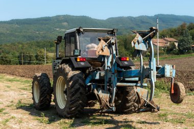 Eylül 2020, Calestano Parma, İtalya. Tarlayı süren üç traktör. Aynı galaksi 170. Hurlimann h 6170. Aynı Lamborghini 1706.