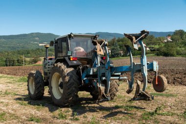 Eylül 2020, Calestano Parma, İtalya. Tarlayı süren üç traktör. Aynı galaksi 170. Hurlimann h 6170. Aynı Lamborghini 1706.