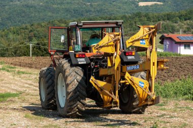 Eylül 2020, Calestano Parma, İtalya. Tarlayı süren üç traktör. Aynı galaksi 170. Hurlimann h 6170. Aynı Lamborghini 1706.