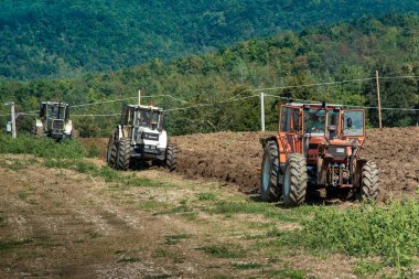 Eylül 2020, Calestano Parma, İtalya. Tarlayı süren üç traktör. Aynı galaksi 170. Hurlimann h 6170. Aynı Lamborghini 1706.