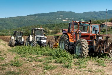 Eylül 2020, Calestano Parma, İtalya. Tarlayı süren üç traktör. Aynı galaksi 170. Hurlimann h 6170. Aynı Lamborghini 1706.