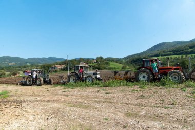 Eylül 2020, Calestano Parma, İtalya. Tarlayı süren üç traktör. Aynı galaksi 170. Hurlimann h 6170. Aynı Lamborghini 1706.