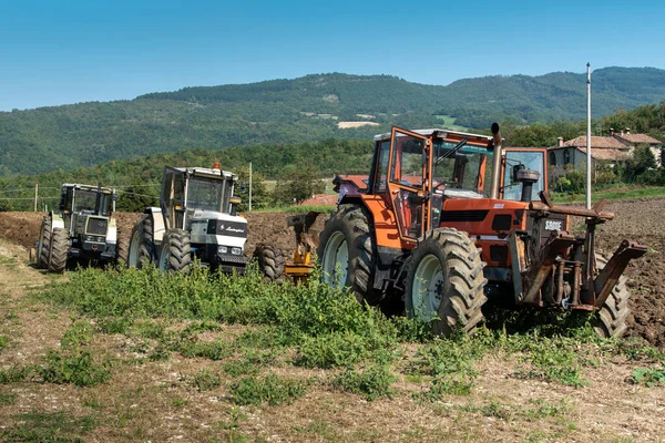 Eylül 2020, Calestano Parma, İtalya. Tarlayı süren üç traktör. Aynı galaksi 170. Hurlimann h 6170. Aynı Lamborghini 1706.
