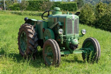 Eylül 2020, Calestano, İtalya. Antika traktör yeşil bir alanda Orsi.