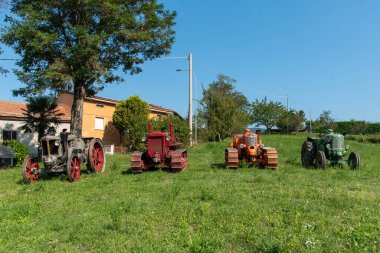 Eylül 2020, Calestano, İtalya. Yeşil alanda dört İtalyan antika traktörü. Süperlandini, Ariete Bubba, Antaeus Orsi, Artiglio Orsi