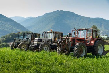 Eylül 2020, Calestano Parma, İtalya. Üç traktör. Aynı galaksi 170. Hurlimann h 6170. Aynı Lamborghini 1706.