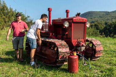 İtalyan çocuklar Bubba Ariete 'nin motorunu çalıştırıyor, kızgın başlı traktör.
