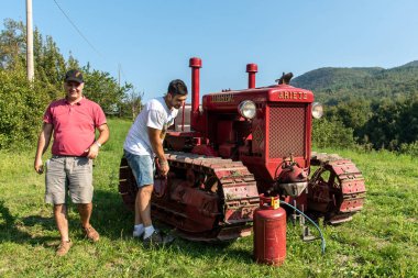 İtalyan çocuklar Bubba Ariete 'nin motorunu çalıştırıyor, kızgın başlı traktör.