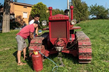 İtalyan çocuklar Bubba Ariete 'nin motorunu çalıştırıyor, kızgın başlı traktör.