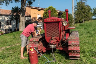 İtalyan çocuklar Bubba Ariete 'nin motorunu çalıştırıyor, kızgın başlı traktör.