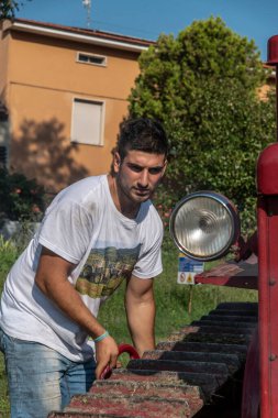 İtalyan çocuklar Bubba Ariete 'nin motorunu çalıştırıyor, kızgın başlı traktör.