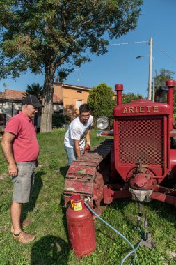 İtalyan çocuklar Bubba Ariete 'nin motorunu çalıştırıyor, kızgın başlı traktör.