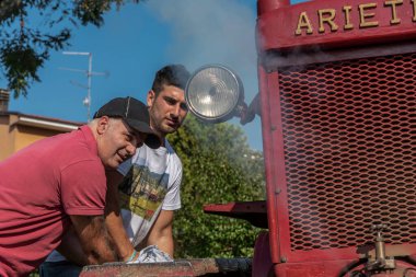 İtalyan çocuklar Bubba Ariete 'nin motorunu çalıştırıyor, kızgın başlı traktör.