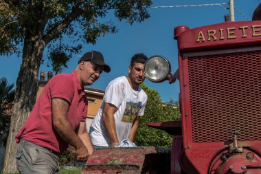 İtalyan çocuklar Bubba Ariete 'nin motorunu çalıştırıyor, kızgın başlı traktör.