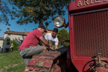İtalyan çocuklar Bubba Ariete 'nin motorunu çalıştırıyor, kızgın başlı traktör.
