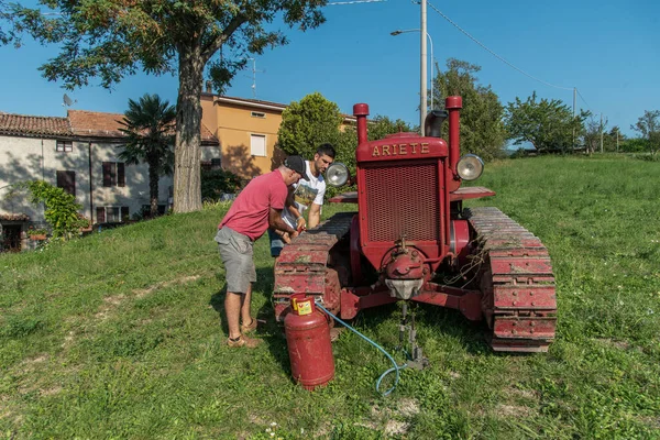 İtalyan çocuklar Bubba Ariete 'nin motorunu çalıştırıyor, kızgın başlı traktör.