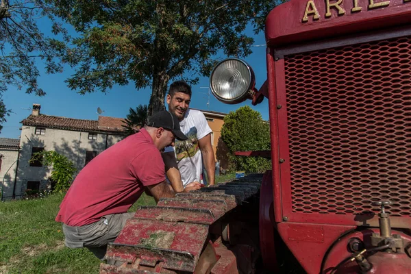 İtalyan çocuklar Bubba Ariete 'nin motorunu çalıştırıyor, kızgın başlı traktör.