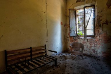 Eylül 2021, İtalya. İtalya 'nın kuzeyinde terk edilmiş eski bir villa. Urbex