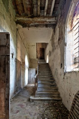 Eylül 2021, İtalya. İtalya 'nın kuzeyinde terk edilmiş eski bir villa. Urbex