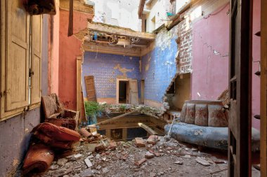 Eylül 2021, İtalya. Deprem sonucu ağır hasar gören bir kalenin odaları. Kuzey İtalya 'da Urbex