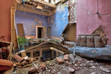 Eylül 2021, İtalya. Deprem sonucu ağır hasar gören bir kalenin odaları. Kuzey İtalya 'da Urbex