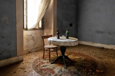 Eylül 2021, İtalya. İtalya 'nın kuzeyinde terk edilmiş eski bir villa. Urbex