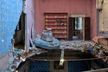 Eylül 2021, İtalya. Deprem sonucu ağır hasar gören bir kalenin odaları. Kuzey İtalya 'da Urbex