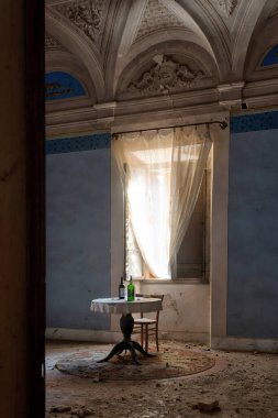 Eylül 2021, İtalya. İtalya 'nın kuzeyinde terk edilmiş eski bir villa. Urbex