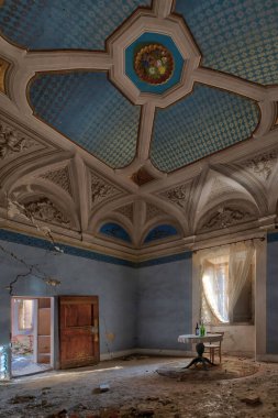 Eylül 2021, İtalya. İtalya 'nın kuzeyinde terk edilmiş eski bir villa. Urbex