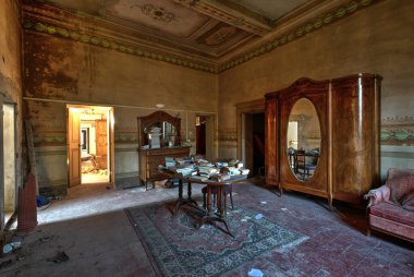 Eylül 2021, İtalya. İtalya 'nın kuzeyinde terk edilmiş eski bir villa. Urbex