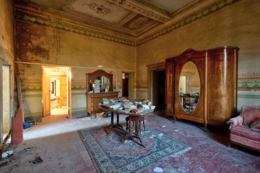 Eylül 2021, İtalya. İtalya 'nın kuzeyinde terk edilmiş eski bir villa. Urbex