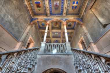 Eylül 2021, İtalya. Terk edilmiş bir kalenin görkemli freskli girişi. Urbex