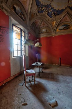 Eylül 2021, İtalya. Terk edilmiş bir şatoda oturma odası. Masası, sandalyeleri ve çay servisi var. Urbex