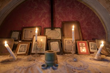 Eylül 2021, İtalya. Terk edilmiş bir kalede küçük bir şapel. Urbex