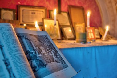 Eylül 2021, İtalya. Terk edilmiş bir kalede küçük bir şapel. Urbex