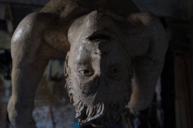 Eylül 2021, İtalya. Kiler tavanından sarkan kağıt hamurlu ürkünç adam. Urbex