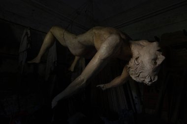 Eylül 2021, İtalya. Kiler tavanından sarkan kağıt hamurlu ürkünç adam. Urbex