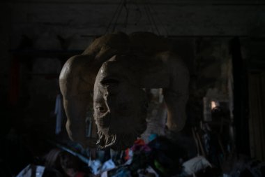 Eylül 2021, İtalya. Kiler tavanından sarkan kağıt hamurlu ürkünç adam. Urbex