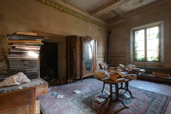 Septiembre 2021 Italia Antigua Villa Abandonada Hace Mucho Tiempo Algún —  Fotos de Stock
