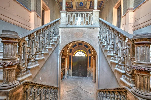 Setembro 2021 Itália Escadaria Majestosa Com Teto Afrescado Castelo Abandonado — Fotografia de Stock