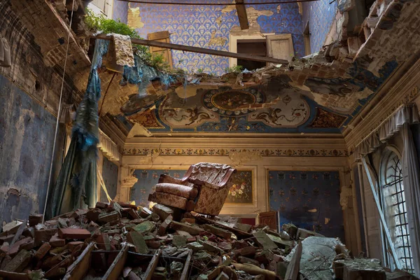 Eylül 2021, İtalya. Deprem sonucu ağır hasar gören bir kalenin odaları. Kuzey İtalya 'da Urbex