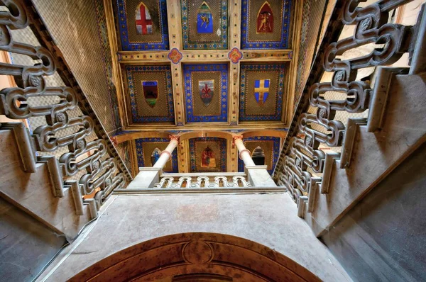 Eylül 2021, İtalya. Terk edilmiş bir kalenin görkemli freskli girişi. Urbex